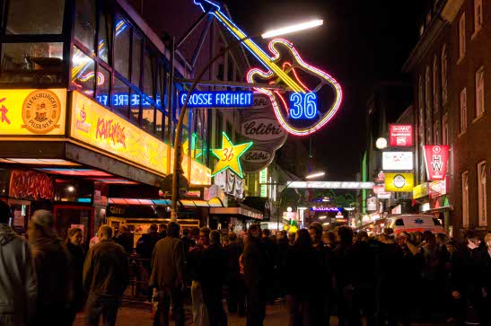 the Reeperbahn at night