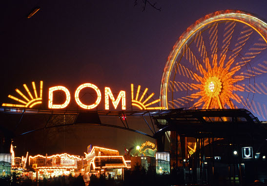 Hamburger DOM roundabout night shot