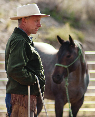 Buck Brannaman and a horse under training at his clinic