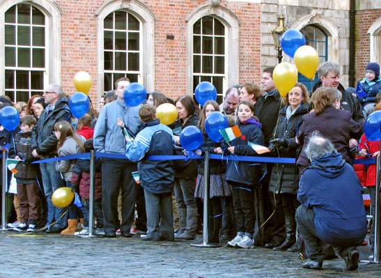 school children holding blue balloons to commemorate the 40th anniversary of the EU