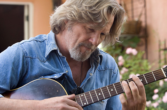 Jeff Bridges with guitar in the movie CRAZY HEART