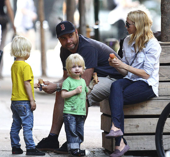 Liev Schreiber and Naomi Watts with their children