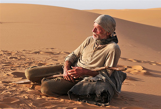 Ed Harris (as Mr. Smith) mourning the death of Saoirse Ronan (as Irena) in a scene from The Way Back