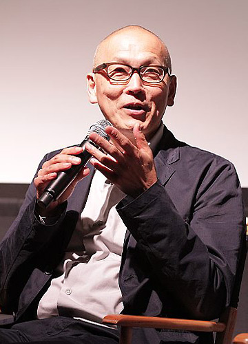 Director Wayne Wang discussing his latest film with a group of select journalists