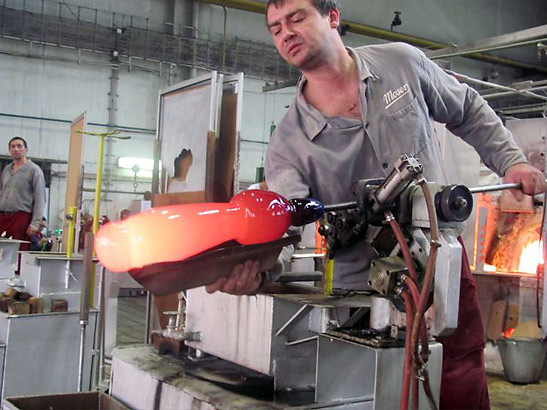 artisan spinning hot glass at the Moser glass factory