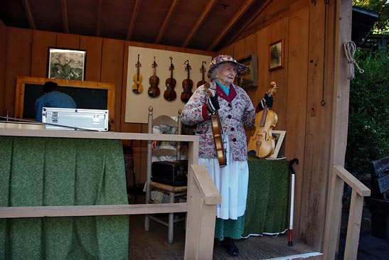 Ozarkian lady fiddler at the Silver Dollar City theme park