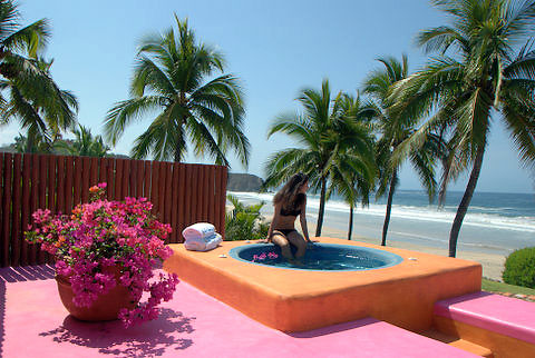 a jacuzzi-by-the-sea at Las Alamandas