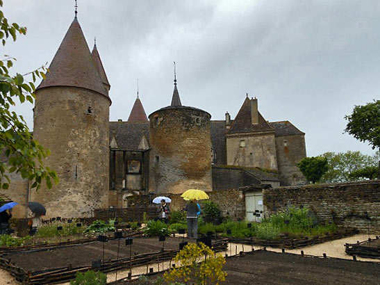castle/fortress in Chateauneuf en Auxois, Burgundy