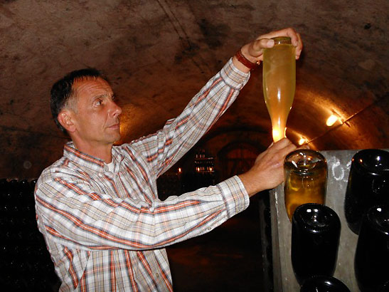 Andreas Kirsch demonstrating fermentation in sekt bottle