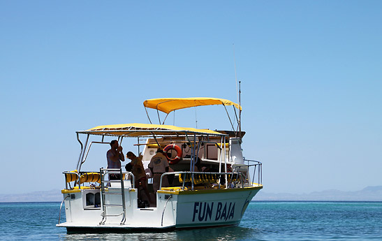 Fun Baja boat on a tour off Isla Espiritu Santo