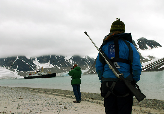 travel guide and tourist in Magadalenefjorden