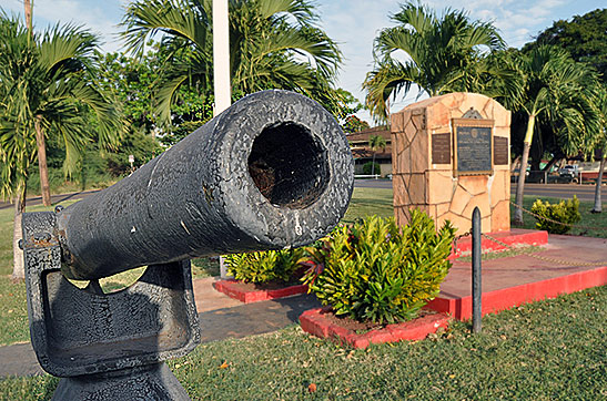 cannon and memorial to fallen Kaunakakai servicemen at the end of Ala Malama Street