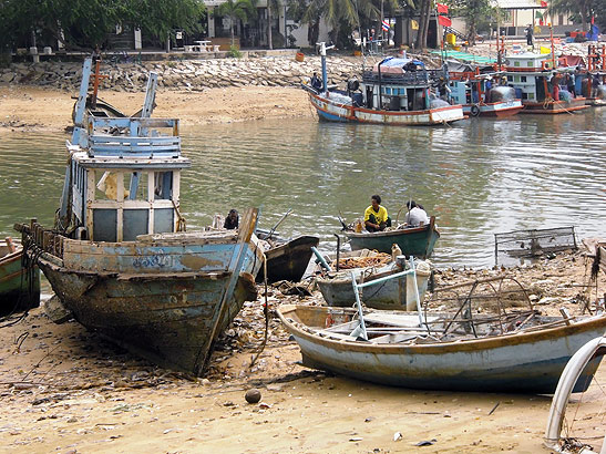 fishing boats and locals at Baan Amphoe