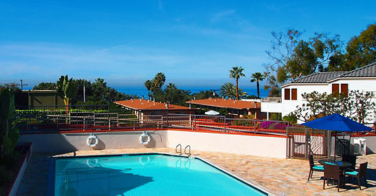 Hotel Indigo pool with a view of the Pacific Ocean in the background