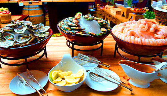 fresh seafood at the Sunday brunch on the Waterfall Lawn