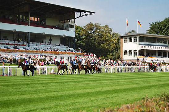 horses and riders lining up at the Hoppegarten Racetrack