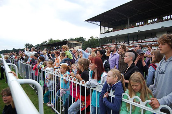 spectators at the area between the rail and teh grandstand, Hoppegarten Racetrack