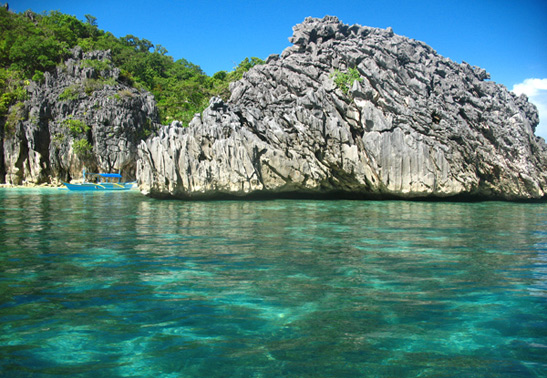 limestone rock and turquoise waters, Caramoan