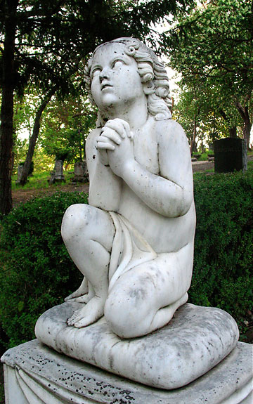 scultpure of a prayign boy, Jacksonville cemetery