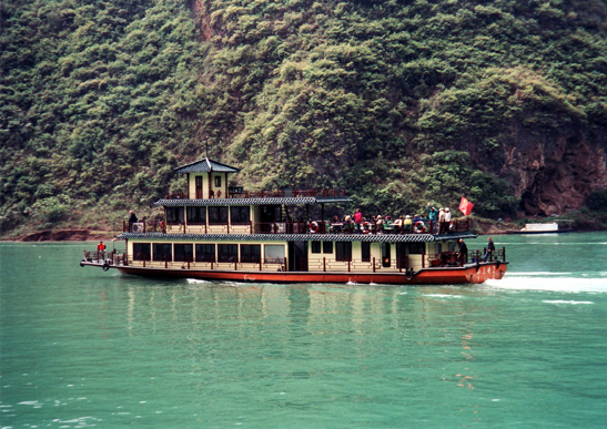 river craft sailing along the Yangtze