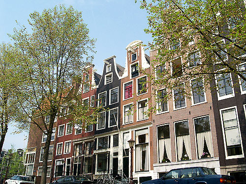 17th century houses along the canal