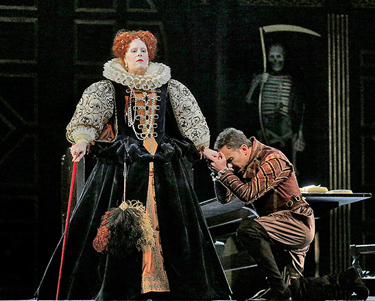 Sondra Radvanovsky as Elisabetta and Mariusz Kwiecien as the Duke of Nottingham in Roberto Devereux