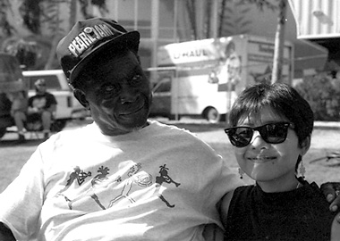 Honeyboy Edwards with fan and photographer Yachiyo Mattox