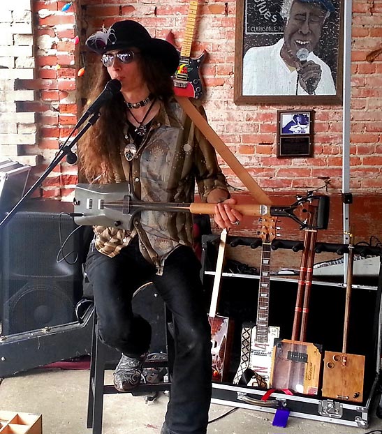 Justin Johnson playing in front of Clarksdale's Cat Head