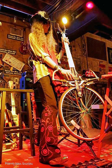 Justin Johnson playing his bicycle tire guitar at Clarksdale