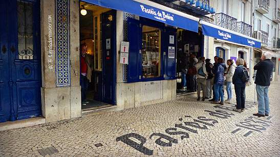 lining up at at Antiga Confeitaria de Belm