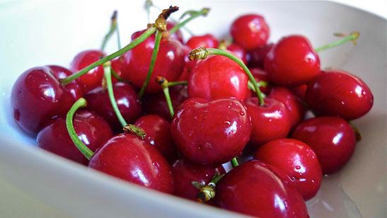 Bigarreux cherries in a bowl
