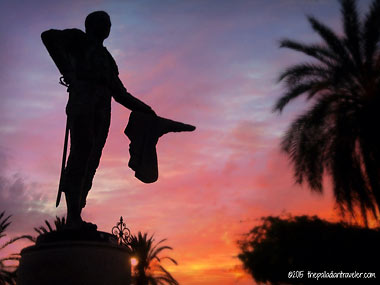 sunset at the Barrio de Santa Cruz