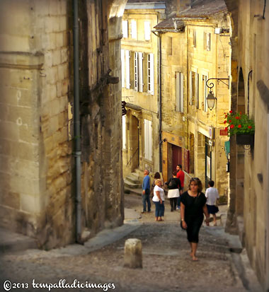steep cobblestoned walkway, Saint-Emilion