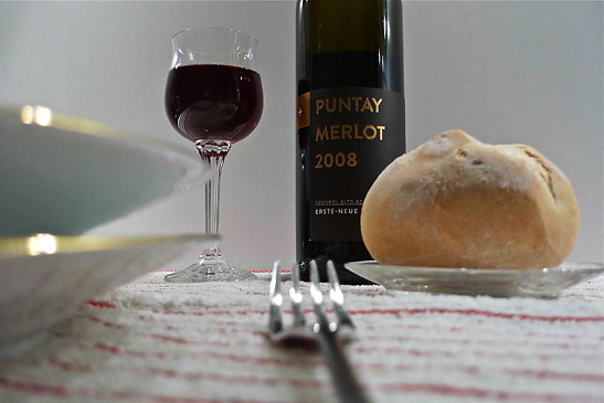 Puntay Merlot Reserva DOC (2008)  and bread